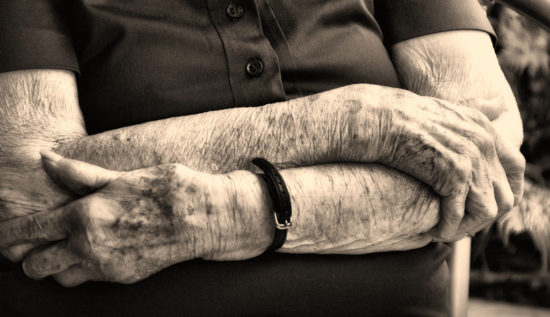 População idosa deve ter acesso a seguro de vida?