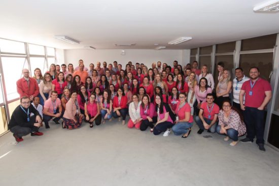 Colaboradores da Previsul Seguradora vestem a camisa e apoiam o Outubro Rosa