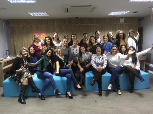 Colaboradoras da Previsul Seguradora participam de encontro sobre maternidade com Vivian Laube