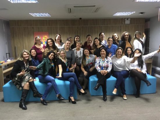 Colaboradoras da Previsul Seguradora participam de encontro sobre maternidade com Vivian Laube
