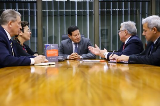 Márcio Coriolano apresenta setor  ao vice-presidente da República do Brasil