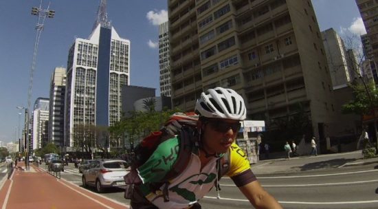 Ciclista que perdeu o braço em acidente ganha apoio para voltar ao esporte