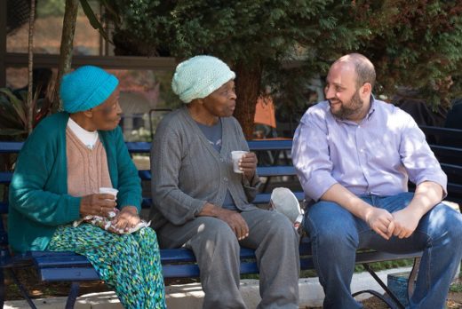 Colaboradores da Argo entregam presentes de Natal para idosos carentes