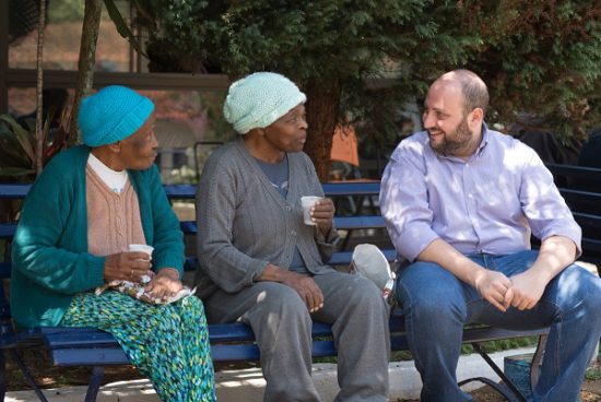 Colaboradores da Argo entregam presentes de Natal para idosos carentes