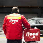 Seguro de acidente pessoal para entregadores parceiros do iFood passa a cobrir “retorno para casa”