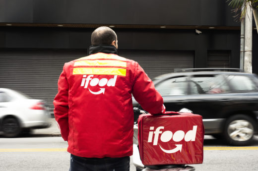 Seguro de acidente pessoal para entregadores parceiros do iFood passa a cobrir “retorno para casa”