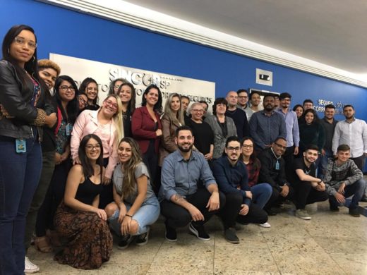 Jovens são treinados para trabalhar em corretoras de seguros