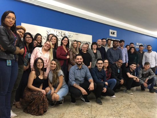 Jovens são treinados para trabalhar em corretoras de seguros