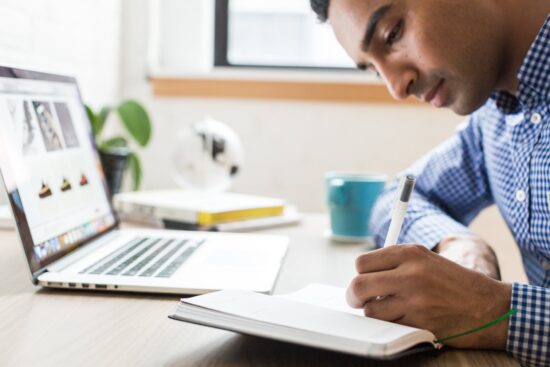 MBAs online capacitam gestores para atuação de excelência