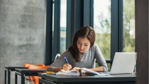 ENS firma parceria com IBM para oferta de cursos