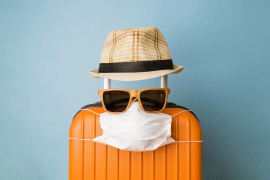 Vai viajar em meio à pandemia? Além da máscara, conheça acessórios importantes para a saúde