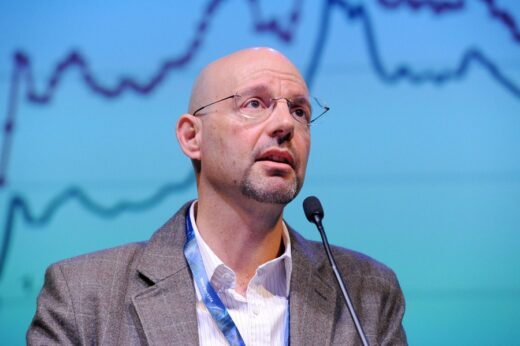 Revista de Seguros traz entrevista exclusiva com economista Alexandre Schwartsman