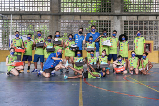 IRB Brasil RE – Mais de 190 alunos do projeto Sem Barreiras recebem doação de pares de tênis