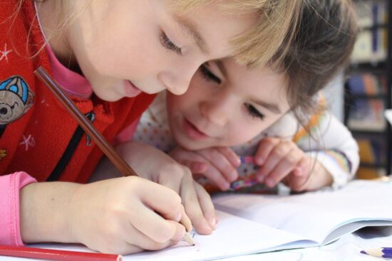 Seguro educacional cresce 35% em 2020 e é um dos caminhos para mitigar a evasão escolar no País