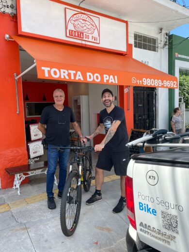 Porto Seguro dá nova bike para entregador que virou trend no Twitter