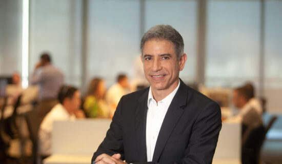 Endividamento preocupa e cenário traz atenção para os benefícios do seguro prestamista