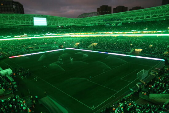 Torcedores presenciaram estreia mega show de luzes no Allianz Parque