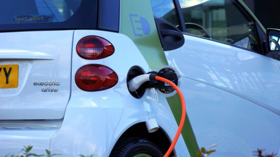Pioneira no seguro para carros elétricos e híbridos, Zurich relança produto com aumento na aceitação e diferenciais