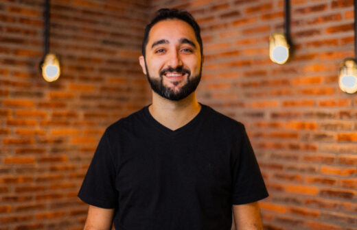 Azos comemora crescimento de profissionais cadastrados em seu canal