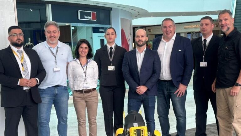 Cão-robô Yellow participa de demonstração nos shoppings em Curitiba