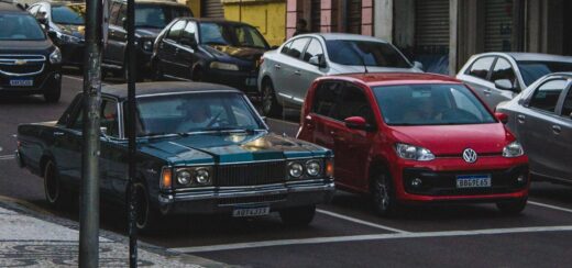 Valor do seguro de carros mais vendidos no Brasil sobe para homens e cai para mulheres