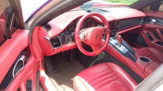 Sodré Santoro leiloa Porsche Panamera