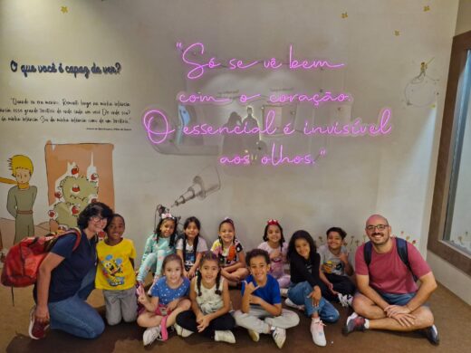 Exposição do Pequeno Príncipe cativa crianças de associação