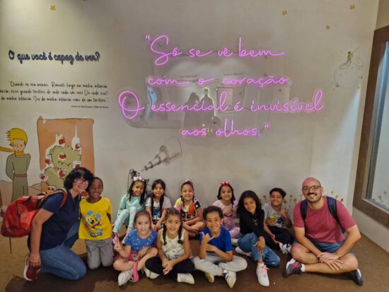 Exposição do Pequeno Príncipe cativa crianças de associação