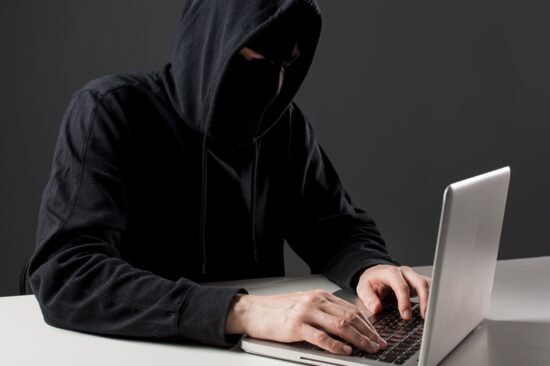 Estudo mostra o dia preferido para aplicação de golpes