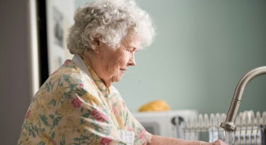 Seguro oferece proteção para idosos em casos de acidentes domésticos