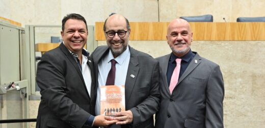 Livro Profissional de Seguros promove noite de autógrafos