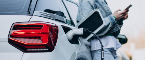 Com crescimento de 200% na compra de carros elétricos, o mercado se prepara para mudanças