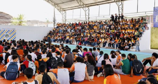 Escola de Fortaleza celebra entrega de quadra esportiva