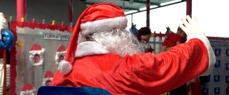 APVS realiza entrega de presentes para 150 crianças