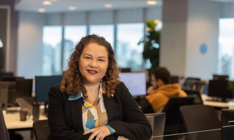 Trabalho remoto nas férias escolares ajuda pais e mães