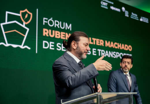 Navio porta-contêineres bate em duas balsas no Porto de Santos