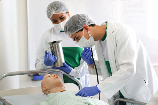 Zurich lança projeto social para formação de cuidadores de idosos