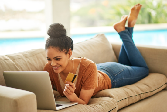 Geração Z é a que mais perde dinheiro com golpes digitais, aponta estudo da TransUnion