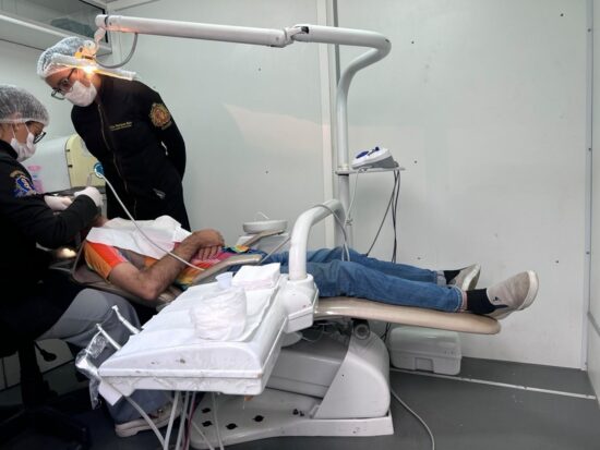 Ação Unimed Odonto leva Odontomóvel e transforma o dia com atendimento de saúde bucal