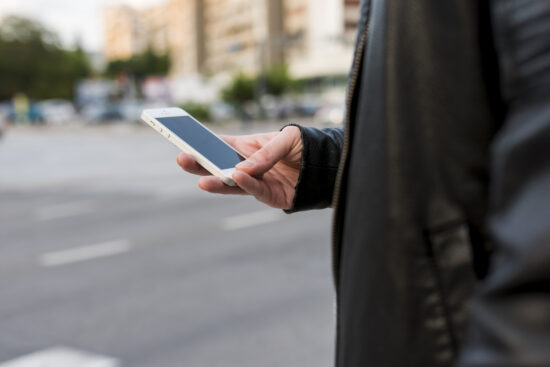 Furto de celulares cresce e amplia risco financeiro para famílias brasileiras